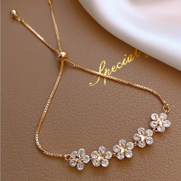Jewelry - ⚠️Clearance Elegant Gold Flower Bracelet